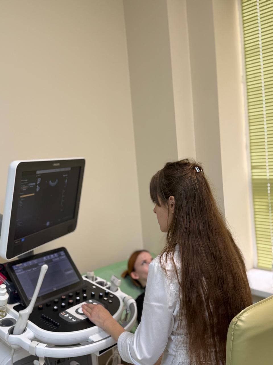 Врач-гинеколог проводит УЗИ диагностику