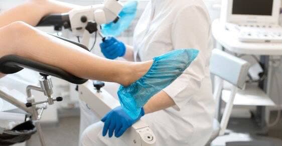 Врач-гинеколог на приёме в Краснодаре